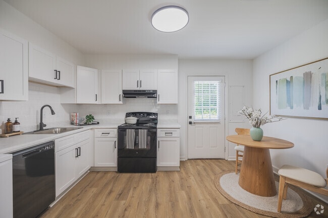 2BR, 1.5BA - 927SF - Kitchen