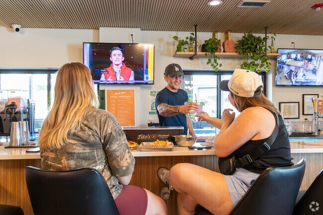 Deer Ridge residents enjoy time with friends at Blue Sky Patio & Pickleball.