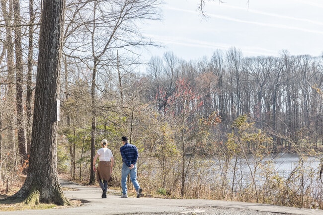 Lake Mercer trail offers a quiet hiking route in Crosspointe.
