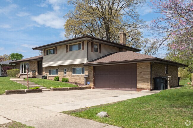 The West side of LaSalle Park has a fair number of Split-level homes sprinkled throughout.