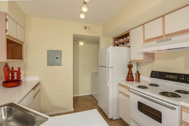 Royal St. George at the Villages Apartment Homes, West Palm Beach, FL 33409 - photo 3