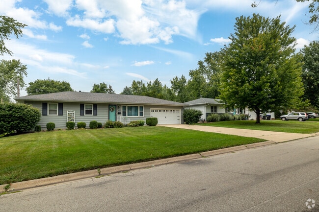 Fairway Knolls homes usually have attached garages.