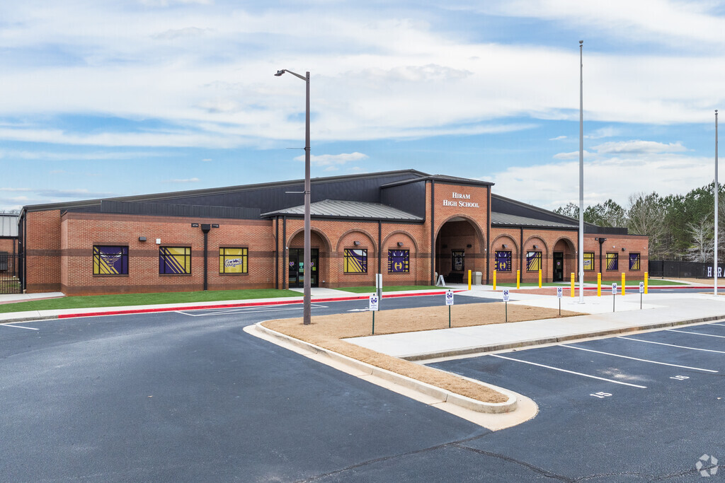 Hiram High School is a public school with a student-teacher ratio of 18 to 1.