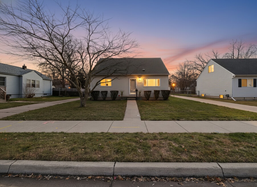 8204 Toepfer Rd, Warren, MI 48089 - photo 1