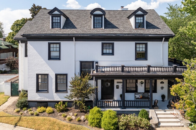 In Evansville you'll see price points range from the low $100,000s to upwards of $300,000 for Colonial Revival homes.