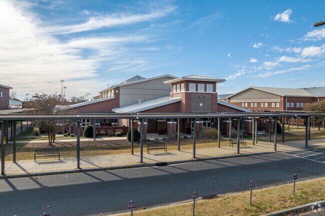 The Oakridge Middle School in Clover, SC has a 16 to 1 student teacher ratio.