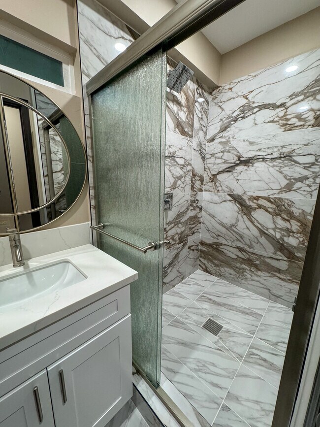 Beautiful 1 bedroom apartment with small kitchen & bathroom. Quiet street. Secured property.