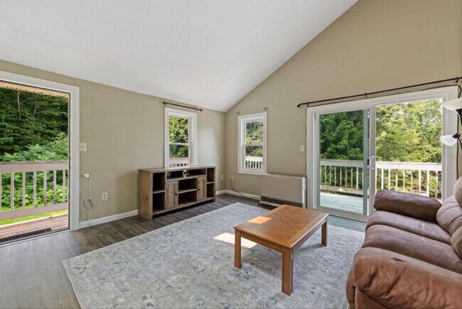 33 Plaza Village Rd unit D, Plymouth, NH 03264 - photo 3