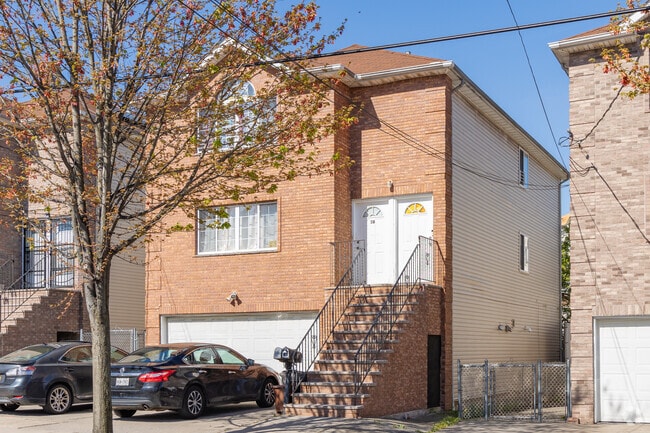 Large multi-family homes are available in Mariners Harbor.