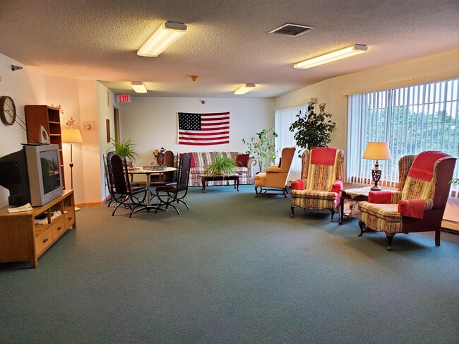 Oak Hills Manor - Ages 55+, Circle Pines, MN 55014 - photo 5