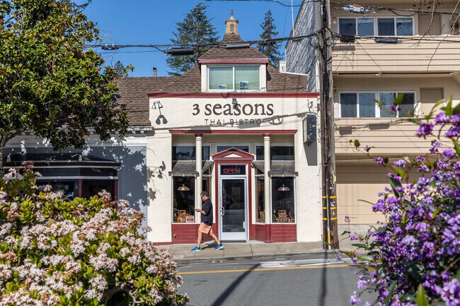 3 Seasons Thai Bistro in Oakmore serves delicious Thai cuisine.