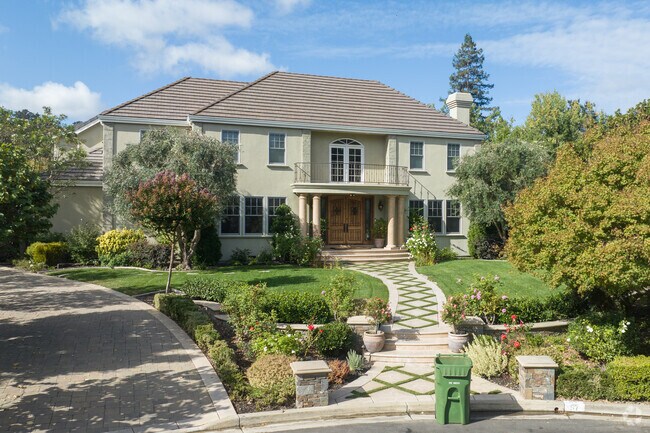 The homes in the Diablo neighborhood are large, multi-million dollar homes.