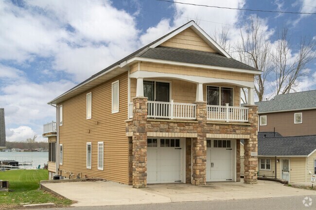 Simonton Lake has many custom contemporary homes around the lake.
