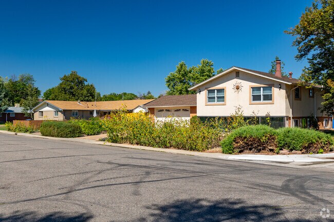 There are several modern split-level homes in Loomiller.