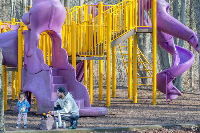 The Manalapan Recreation Center is an open space for all ages close to the Gordons Corner neighborhood.