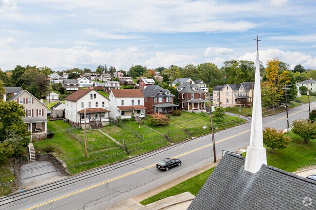 The hills of Oakland offer stunning views of the surrounding mountains along Bedford St.