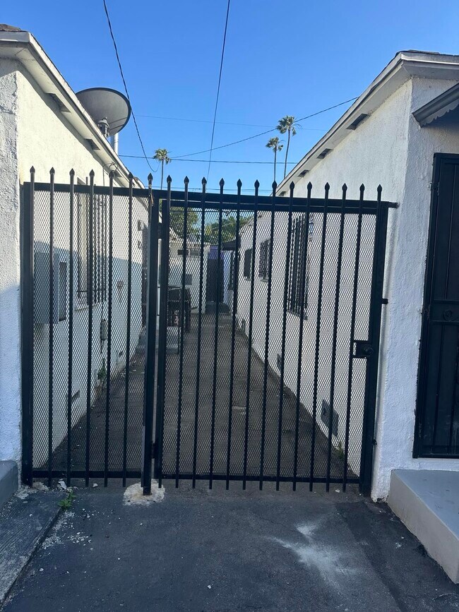 1032 W 95th St, Los Angeles, CA 90044 - photo 4