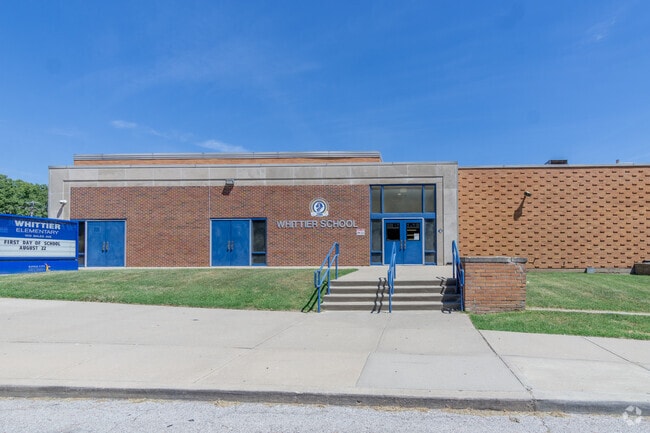 Front of Whittier Elementary School recieved a C- from the school grading website Niche.