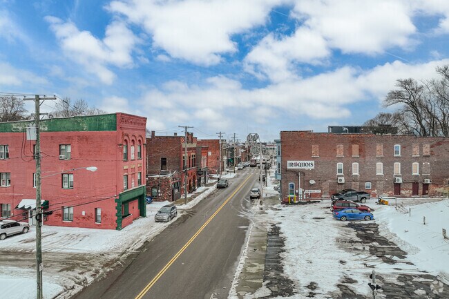 Bridge Street, in the heart of Ashtabula, offers year round shopping, dining and entertainment.