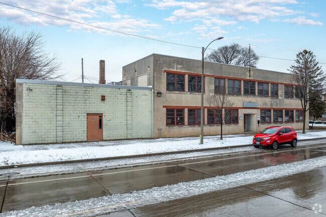 Right Step in Milwaukee, WI offers easy drop off and pick up for students.