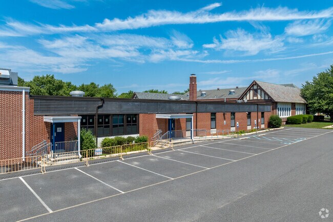 Lake Forest East Elementary School has great facilities to ensure student growth.