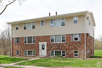 3552 Kimberly Downs Rd, Davenport, IA 52807