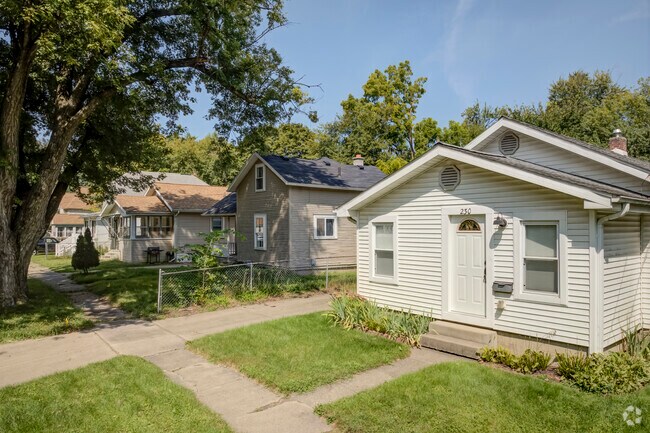 Minimal traditional homes in Falling Waters, Jackson, MI are charming and well-kept.