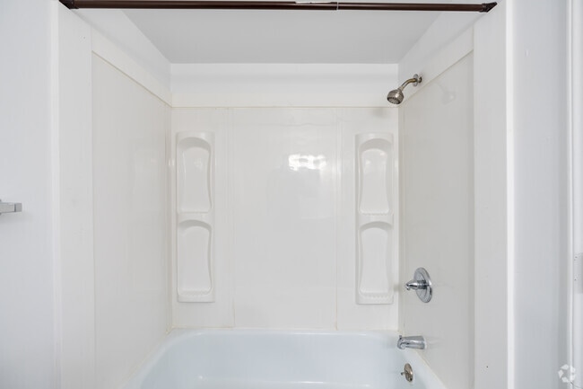 1BR, 1BA - 750SF - Renovated - Bathroom