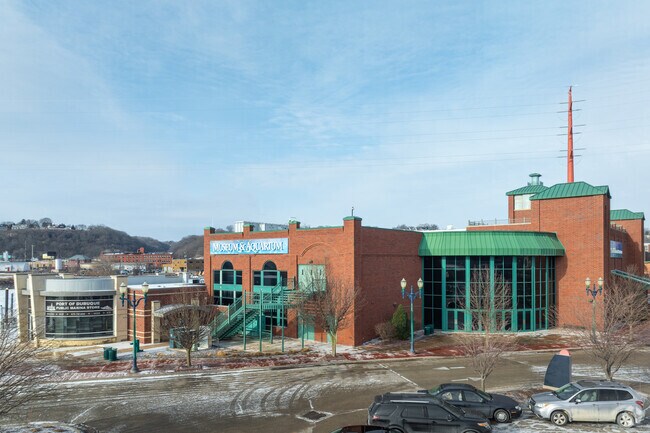 The National Mississippi River Museum & Aquarium in Dubuque has learning exhibits and antique boats.