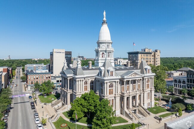 Downtown Lafayette is only steps or a few miles to Elmwood and many other nearby neighborhoods.