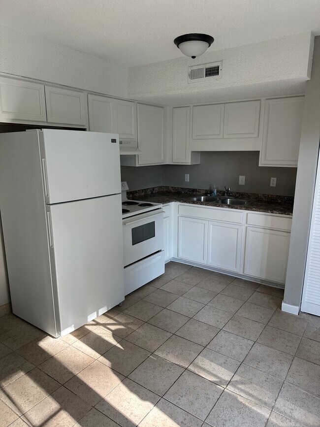 1044 Pembroke Oak Grove Rd unit 32, Oak Grove, KY 42262 - photo 3