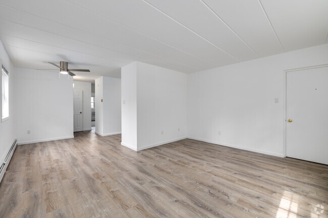 Living/Dining Room - 2Bd, 1Ba, w shared Garage/Basement, 800-850SF