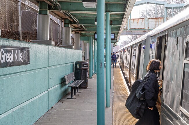 The Great Kills train station connects with the ferry in Saint George.