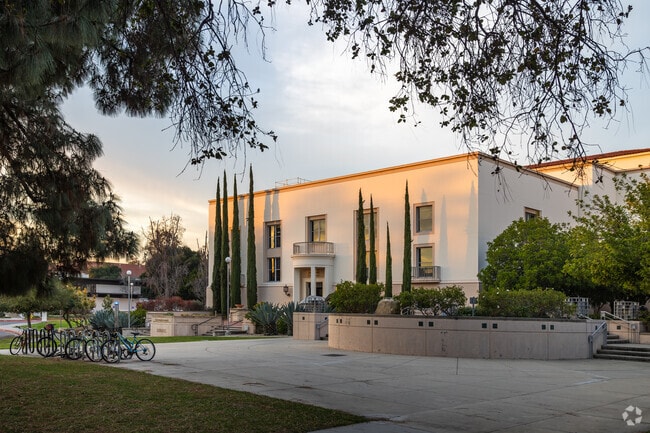 The Claremont Colleges near Vista attract students worldwide.