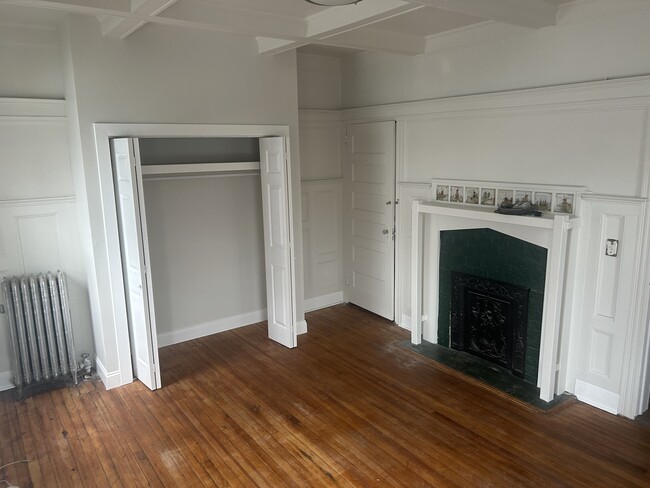 Master Bedroom w Fireplace