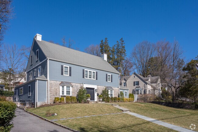 Home prices in Bonnie Crest start at $860,000 and go up to $1.75 million.