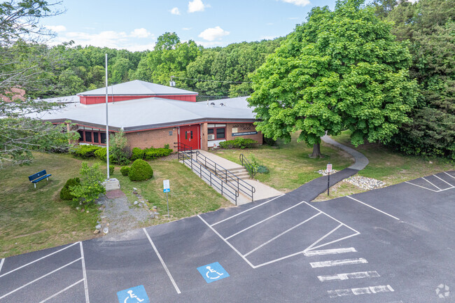 Locals love Scott Elementary School for it's suburban convenience and competent staff.