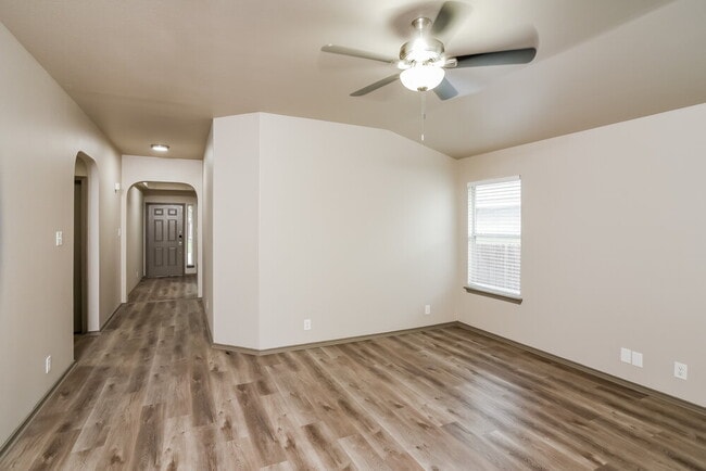 316 Hummingbird Dr, New Braunfels, TX 78130 - photo 4