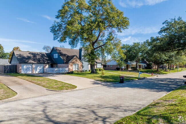 A row of traditional style homes accompany a quiet street in Baytown.
