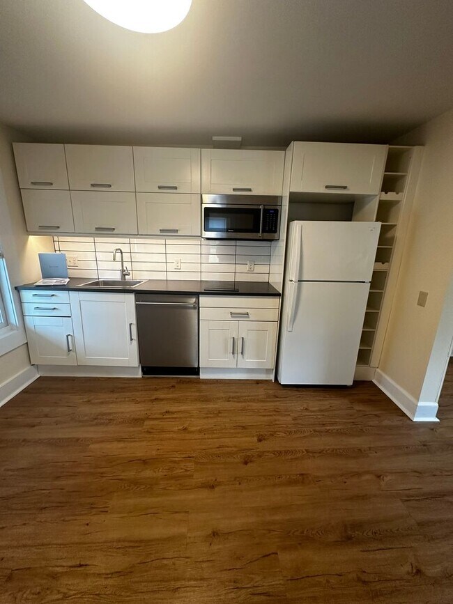 9 Lakeview Terrace unit 2, Burlington, VT 05401 - photo 2