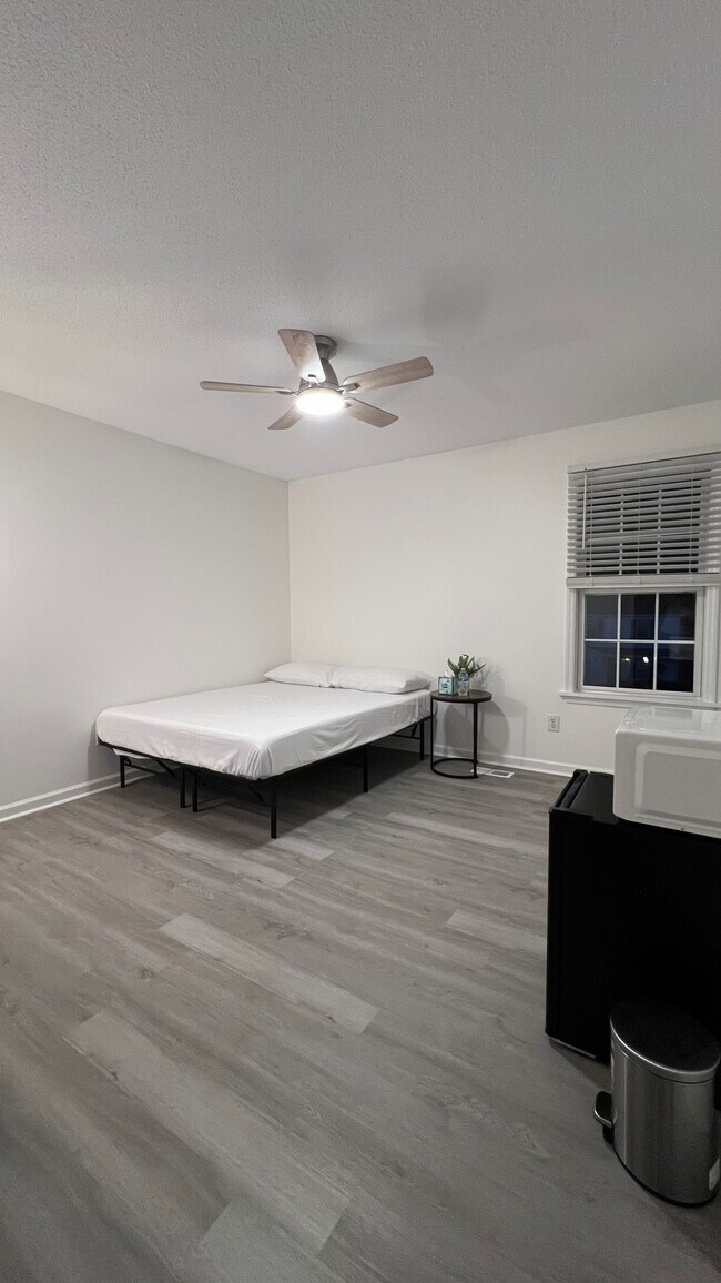 301 Winners Cir S unit Room 2, Jacksonville, NC 28546 - photo 6