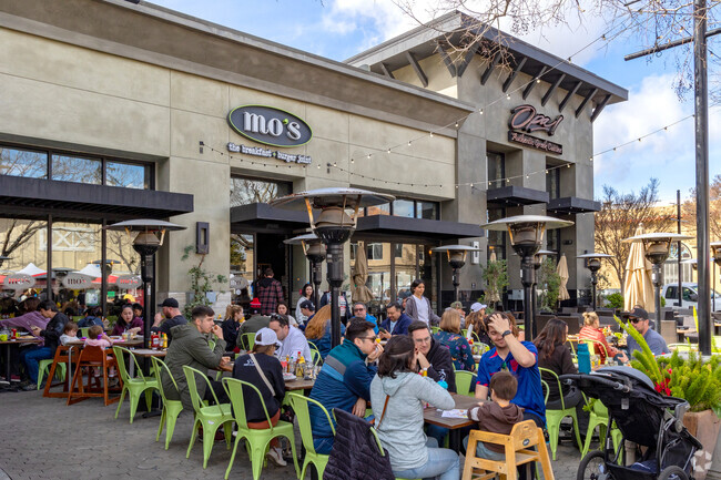 Outdoor dining is available at MO'S in Downtown Campbell.