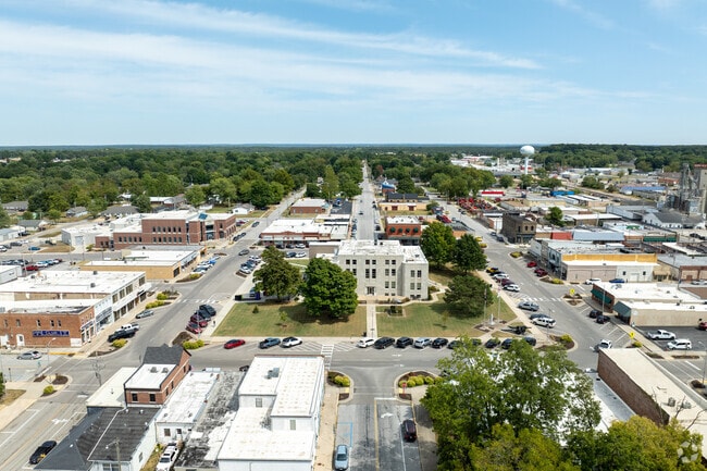 Downtown Marshfield centers around the courthouse square.