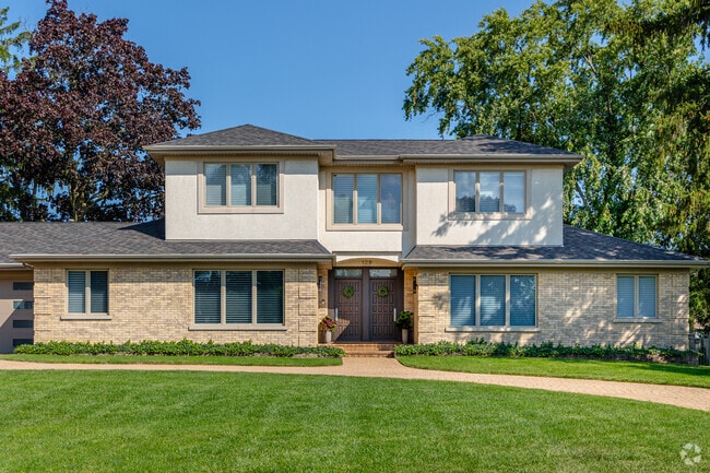 Glenbrook Countryside homes feature spacious lawns and neat landscaping.