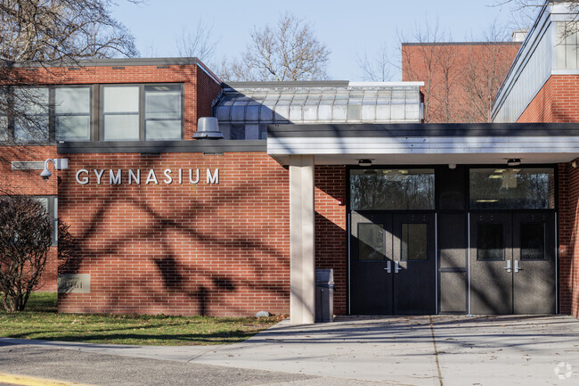 J.E. Dismus Middle School in Englewood, NJ serves 547 students.