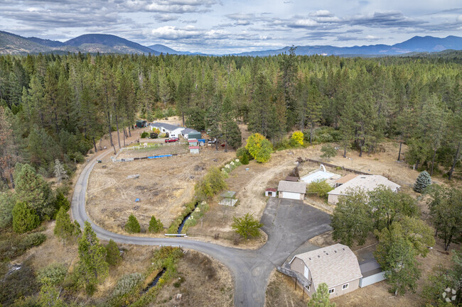 Homes in O'Brien have long private driveways and acres of land for farming.