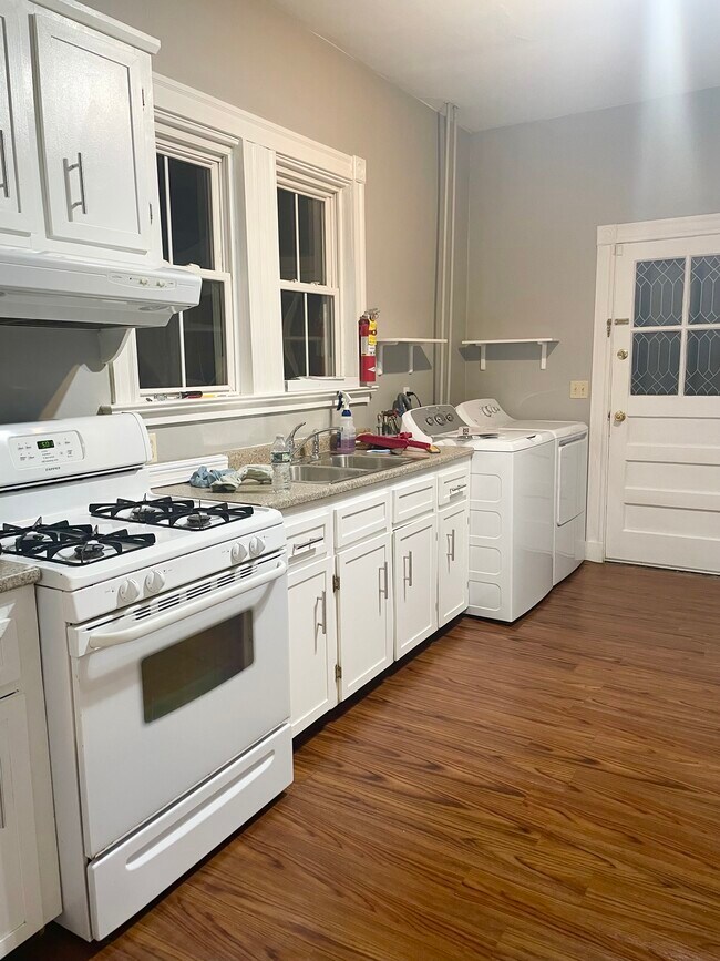 11 Sherman St unit 1L, Newport, RI 02840 - photo 2