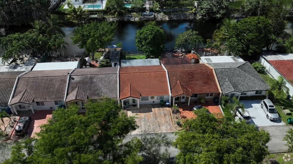 17400 NW 76th Ct, Hialeah, FL 33015 - photo 2