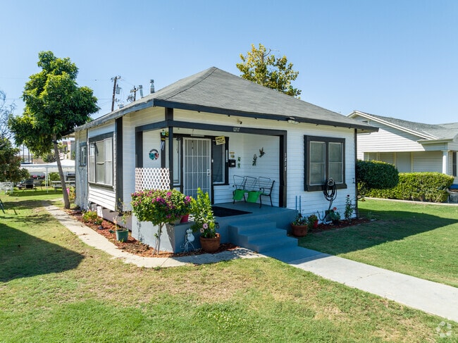 This cute bungalow is near the commercial centers in Downtown Bakersfield.