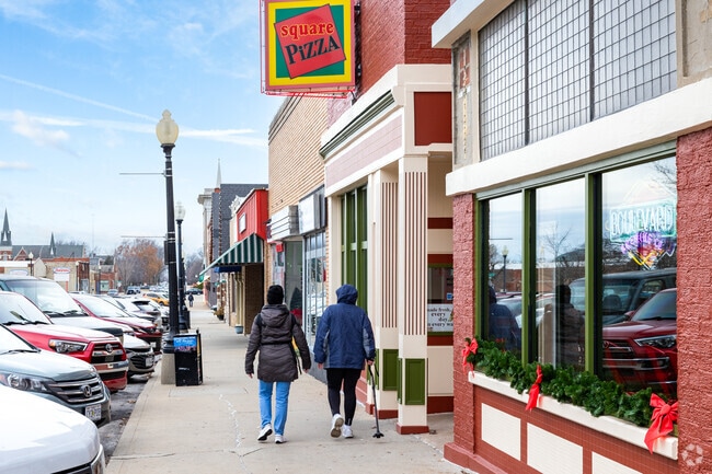 Independence Square is filled with eateries like Square Pizza.